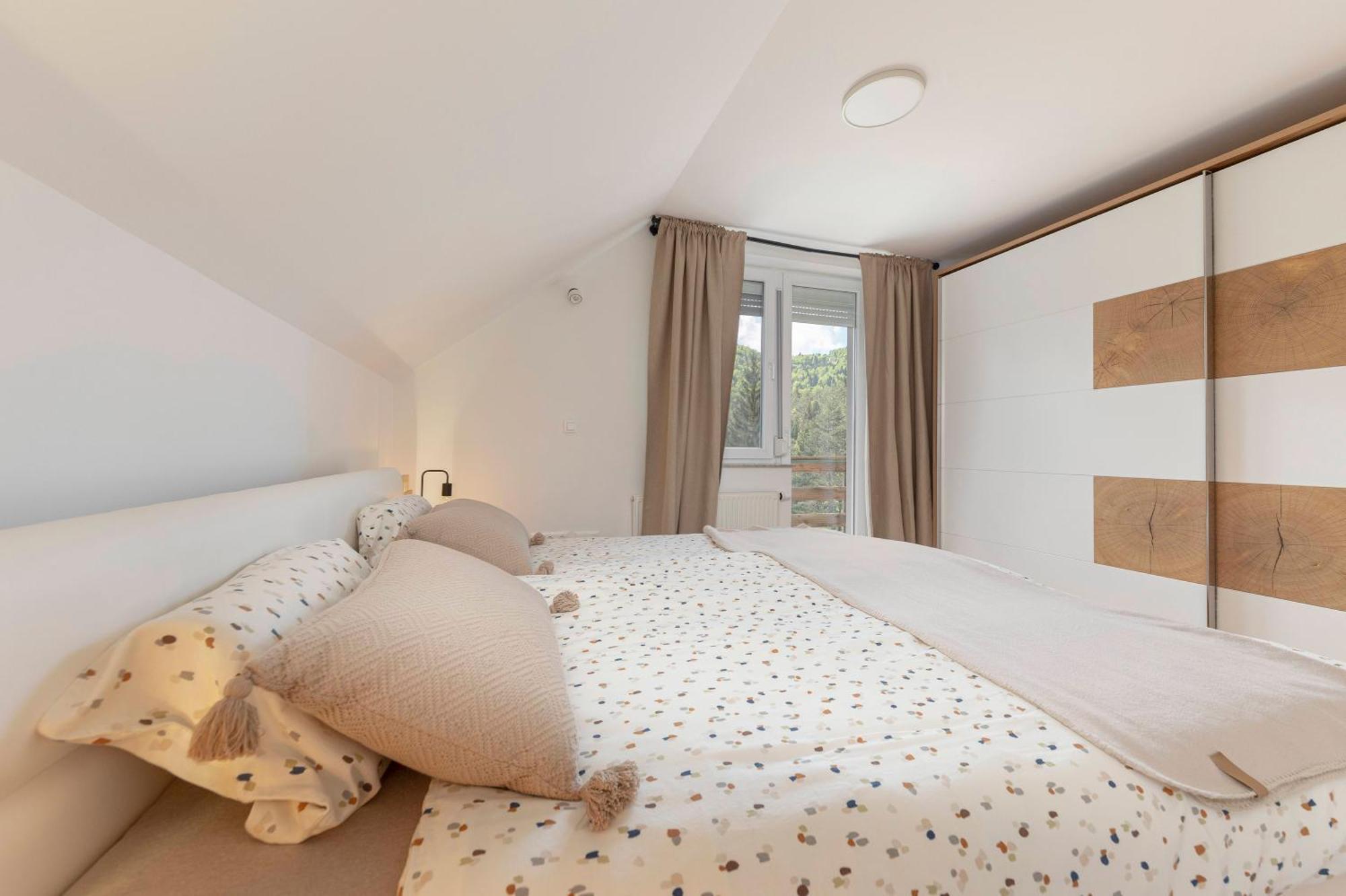 Kurescek Apartment Ig Luaran gambar